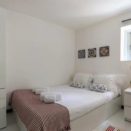 Tailor Made Flat In Bairro Alto Апартаменти *